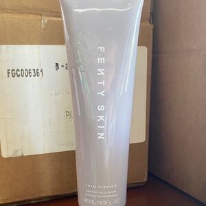 Fenty Beauty Fenty Skin Total Cleans'r in Pale Lavender Tube